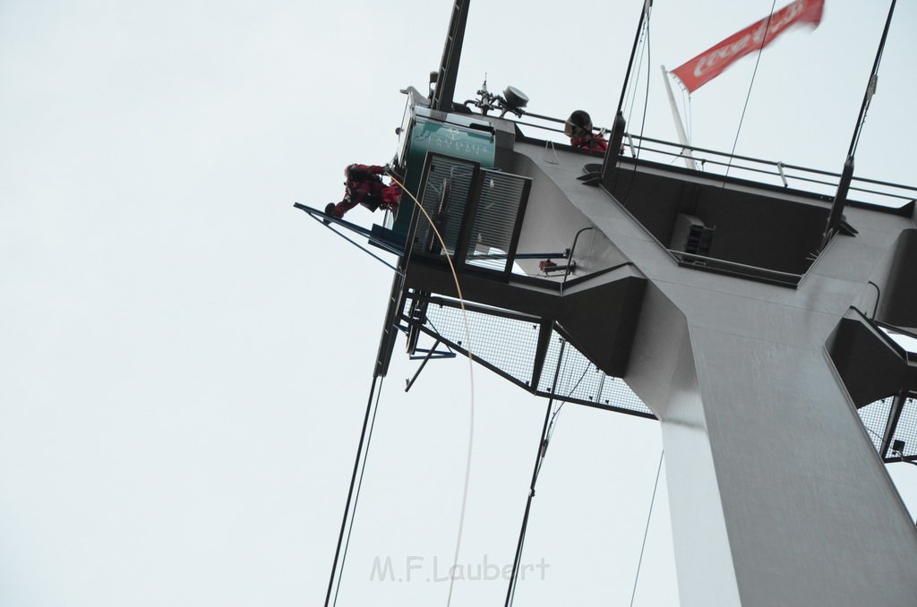 Einsatz BF Hoehenretter Koelner Seilbahn Hoehe Zoobruecke P2191.JPG